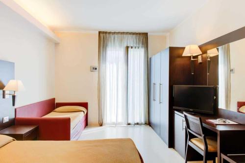 Ένα ή περισσότερα κρεβάτια σε δωμάτιο στο Hotel Capitol