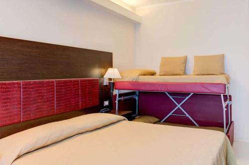 Ένα ή περισσότερα κρεβάτια σε δωμάτιο στο Hotel Capitol