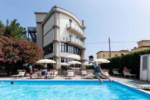 Πισίνα στο ή κοντά στο Hotel Capitol