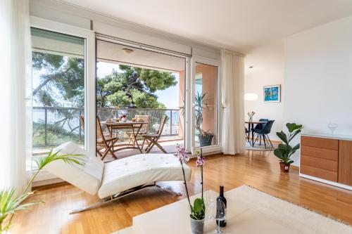 Azure Horizon - Sea View & Free Parking