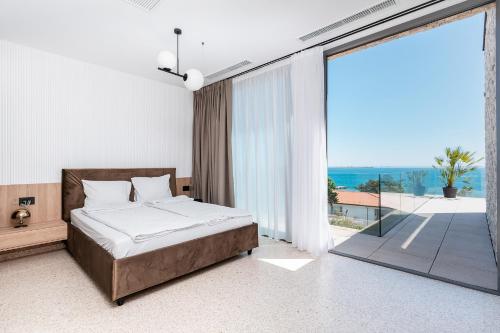 Ένα ή περισσότερα κρεβάτια σε δωμάτιο στο Amaris Aparthotel, Situat pe Faleza din Eforie Nord, La 2 Pași de Plajă, Apartamente Complet Utilate