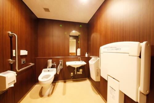 uma casa de banho com um WC e um lavatório em Richmond Hotel Obihiro Ekimae em Obihiro