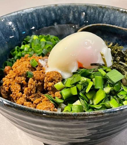 a bowl of food with vegetables and sauce at 泊まれる文化交流施設 盆宿U bon-yadoU in Nishimonai