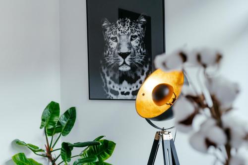 a picture of a tiger on a wall with a lamp at Duplex spacieux centre-ville de Spa in Spa
