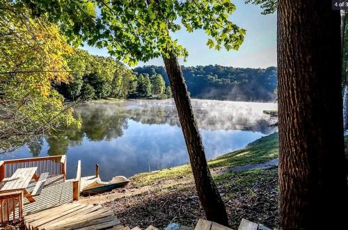 Afbeelding uit fotogalerij van Cabin In Lake Lure Getaway in Lake Lure