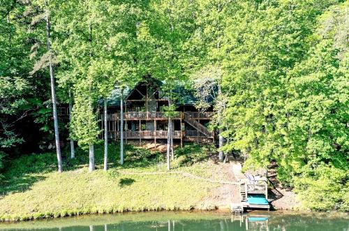 Afbeelding uit fotogalerij van Cabin In Lake Lure Getaway in Lake Lure