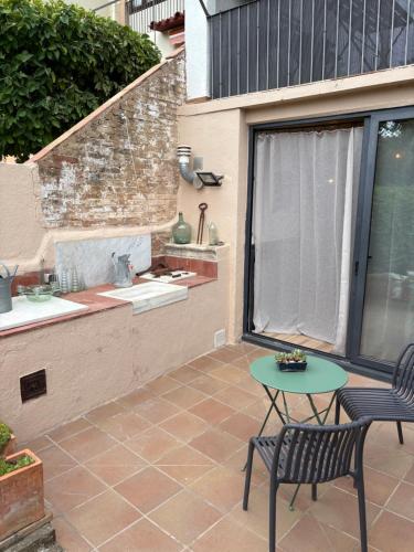 Μπαλκόνι ή βεράντα στο Suíte Sant Sebastià con jacuzzi, sauna y jardín
