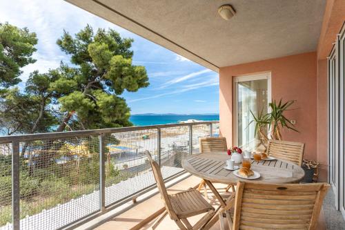 Azure Horizon - Sea View & Free Parking