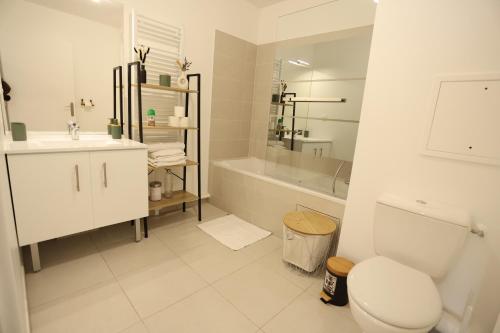 une salle de bain avec toilettes, lavabo et baignoire dans l'établissement Apartment 10 min from Disney, à Bussy-Saint-Georges