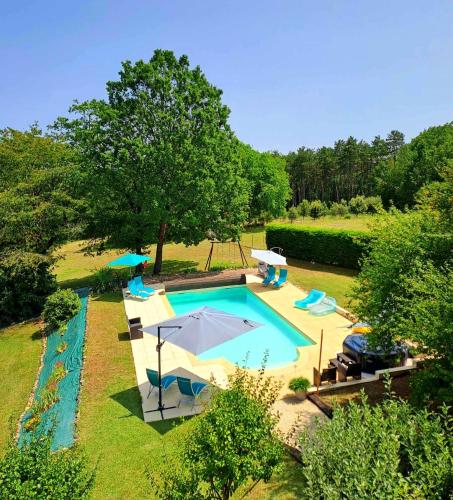 - une vue sur la piscine dans la cour dans l'établissement Le Coze, à Saint-Martial-de-Nabirat