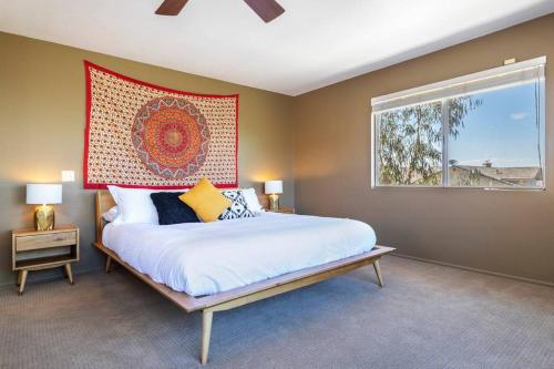 Ένα ή περισσότερα κρεβάτια σε δωμάτιο στο Sunset House Joshua Tree Infinity Pool Spa Views Hiking Trail