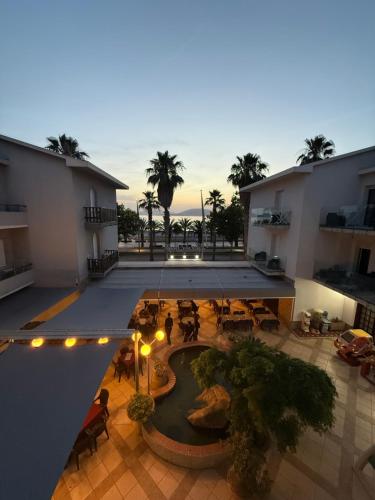 an overhead view of a courtyard with a restaurant at Don Giovanni in Alghero