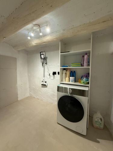 a laundry room with a washing machine in it at Casa Les Ferreres Montblanc in Montblanc