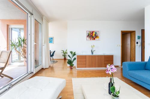 Azure Horizon - Sea View & Free Parking
