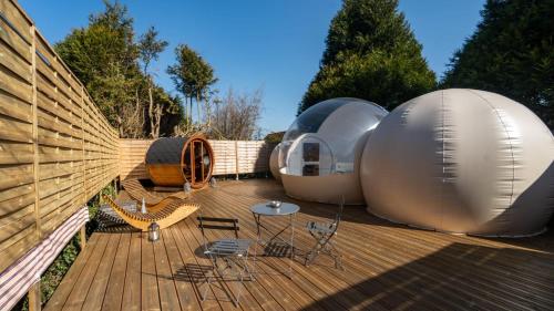 ein Holzdeck mit Kuppel und Zelt in der Unterkunft Bubblesuite47 in Précy-sur-Oise
