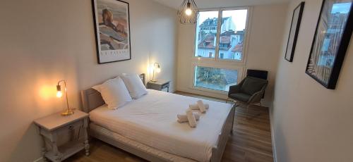 a bedroom with a bed with two teddy bears on it at Charmant T3 centre Pau - Balcon in Pau