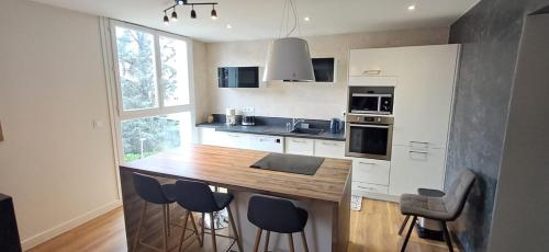 une cuisine avec un comptoir en bois dans une pièce dans l'établissement Charmant T3 centre Pau - Balcon, à Pau
