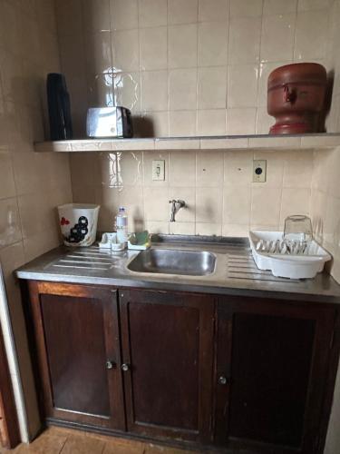 een keuken met een spoelbak en een aanrechtblad bij Casa benção de mãe in Aparecida