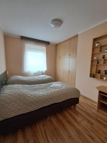 Katil atau katil-katil dalam bilik di Sunrise Apartman Dunaszentmiklós