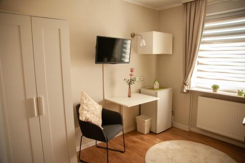 a small room with a chair and a desk at WohnRaum Gäste- & Boardinghaus in Gusterath