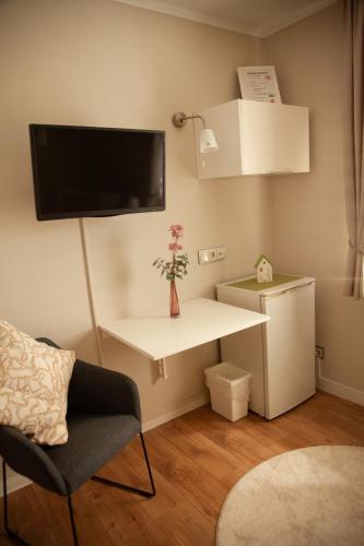 a small room with a white desk and a chair at WohnRaum Gäste- & Boardinghaus in Gusterath