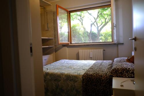 Un dormitorio pequeño con una cama y una ventana. en Garden Apartment, en San Colombano al Lambro