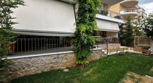 a building with ivy growing on the side of it at Air Suite in Spáta