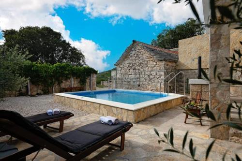 Bazén v ubytování Villa Oaza Primošten With Heated Pool nebo v jeho okolí