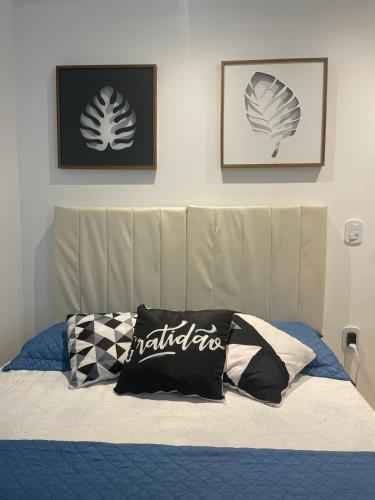 Ένα ή περισσότερα κρεβάτια σε δωμάτιο στο Flat da Fê in Buzios - 10 min a pé da Rua das Pedras