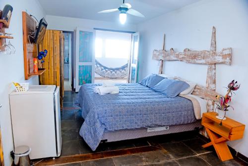 a bedroom with a bed with a blue comforter at Aconchego no Campo in São Roque