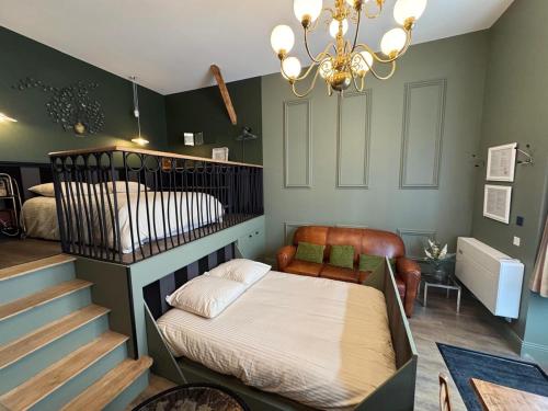 une chambre avec un lit et un escalier avec un escalier. dans l'établissement My little loft in the heart of the city, à Tours