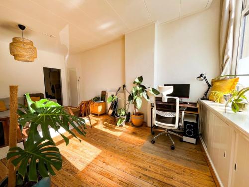 an office with a desk with a computer and plants at Pondok Nyaman in Arnhem