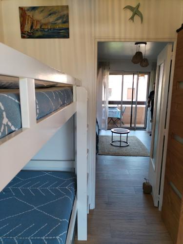 Cette chambre dispose de lits superposés et d'un couloir. dans l'établissement Studio week-end mer, à Saint-Cyr-sur-Mer