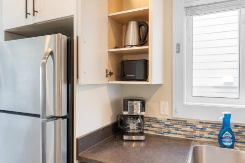 Кухня или мини-кухня в Nanaimo 2BR Oceanview Suite w/ Kitchen & Laundry
