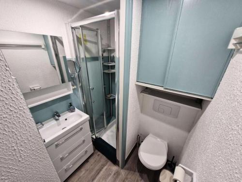 une petite salle de bain avec douche et toilettes dans l'établissement Résidence Tennis 2 - APPT T2 MEZZ 4 couchages PORT LEUCATE MAE-5854, à Port-Leucate