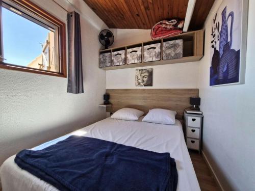 une petite chambre avec un lit et une fenêtre dans l'établissement Résidence Tennis 2 - APPT T2 MEZZ 4 couchages PORT LEUCATE MAE-5854, à Port-Leucate