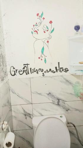 サフィにあるSidi Bouzid Guesthouseのトイレと壁に標識のある浴室