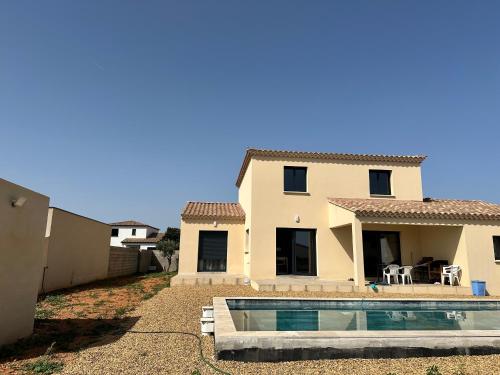 une maison avec une piscine devant dans l'établissement Maison familiale avec piscine près de Nimes Calme & confort en Provence, à Saint-Gilles