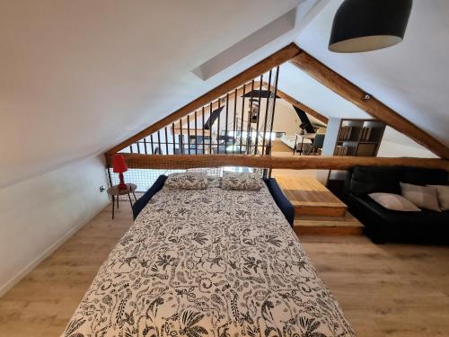 Cette chambre comprend un grand lit. dans l'établissement Appartement Duplex les Cerisiers - Bilhac, à Polignac