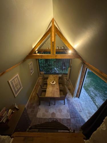 une vue aérienne d'une pièce avec une table dans le grenier dans l'établissement Bol de nature au Séquoia Lodge, à Preuilly-sur-Claise