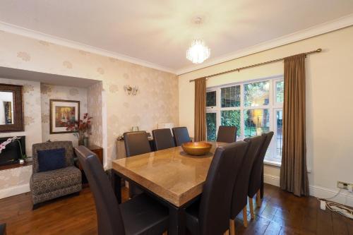 a dining room with a table and chairs at Westmorland - 4 Bedroom House - FREE Parking for up to 7 Cars - Walking distance to QMC and University - Ideal for Contractors and Large Groups in Nottingham