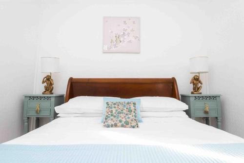 - une chambre avec un lit et 2 tables de nuit bleues dans l'établissement La Bastoulie near Cordes-sur-Ciel, à Lacapelle-Ségalar