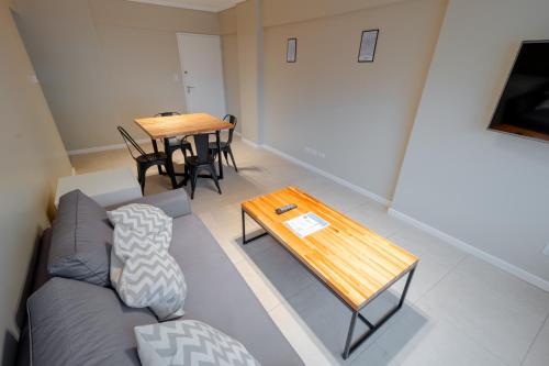 a living room with a couch and a table at Check and Home - Entre Ríos - 4 Huéspedes a estrenar a 100 mts Plaza Colón y Casino in Mar del Plata