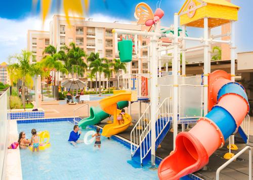 卡达斯诺瓦斯De Souza Apart Hotel Thermas Vista的度假村的游泳池，孩子们在水中玩耍