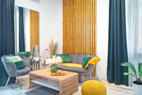 un soggiorno con un divano e due poltrone di Cuddle Corner Budapest a Budapest