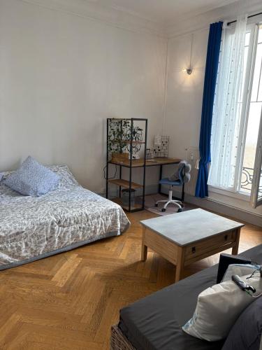 une chambre avec un lit, un bureau et une table dans l'établissement Studio spacieux - Centre de Nice, proche mer & gare, à Nice