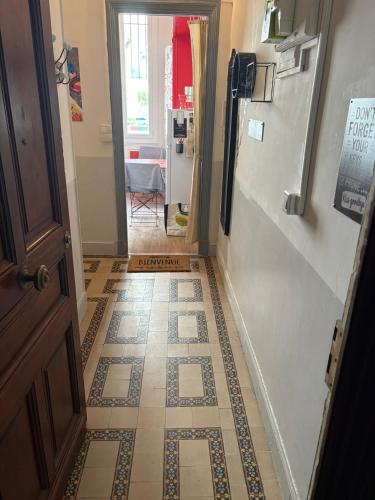 un couloir avec du carrelage et une porte dans l'établissement Studio spacieux - Centre de Nice, proche mer & gare, à Nice