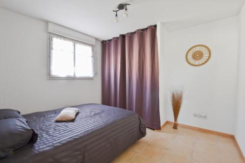 une chambre avec un lit et une fenêtre dans l'établissement Gîte tout confort 50 m2, 2 chambres, à Abeilhan