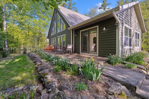Κήπος έξω από το Top of the Hill Cabin by Simple Life Rental