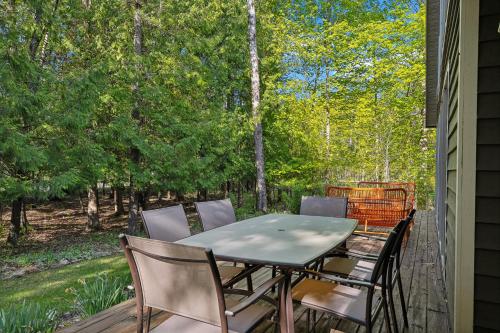 Κήπος έξω από το Top of the Hill Cabin by Simple Life Rental